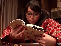 Curioso adolescente juega con su coño peludo Curioso adolescente juega con su coño peludo