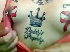filipina puta mostrando su piercing y el tatuaje de los pezones