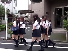 nipponese malvado colegialas debajo de la falda fetiche en loco