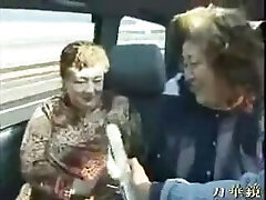 толстушки япончик бабульки на экскурсионном автобусе 