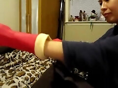 азиатский женское красный резиновая перчатка доение
