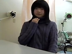 युवा जापानी लड़की एक कार में उसके gyno.कार्यालय