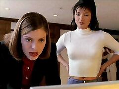 kelly hu dans un pantalon en vinyle en peau de serpent