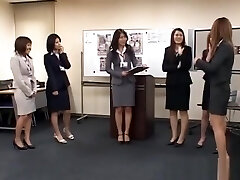 ragazze giapponesi eccitate che sventolano mutandine in pubblico