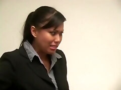 putas asiáticas de oficina-mika lesbiana seducir a avena, capturado por el jefe para 3some