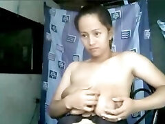 filipina maman avec d'énormes seins laiteux sur la came
