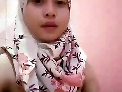 Pretty hijab tudung jilbab girl masturbate in the douche
