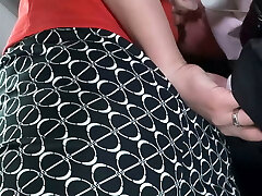 los pechos de una mujer casada se adhieren al cuerpo de un estudiante en un autobús lleno de gente. el deseo sexual de la esposa se enciende con la polla los pechos de una mujer casada se adhieren al cuerpo de un estudiante en un autobús lleno de gente. el deseo sexual de la esposa se enciende con la polla