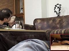 matka potajemnie pożąda po człowieku, że's nie jej mąż bawi się sama ze sobą pod stołem-3