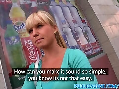 सरकारी एजेंट सुनहरे बालों वाली कार में