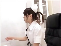 enfermera japonesa con guantes de látex