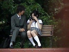 最热门的日本荡妇Saori Hara在淫荡的大学，室外JAV场景