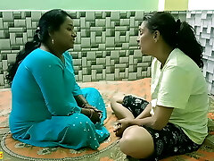 印度辣妹与bhabhi分享青少年男朋友！! 印地文XXX热性