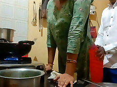 une femme indienne chaude s'est fait baiser en cuisinant dans la cuisine