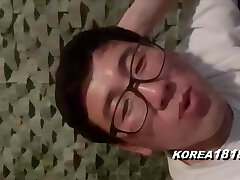 los nerds coreanos se divierten en el salón de la habitación con chicas coreanas desagradables