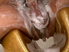 junge asiatin darf die schwaenze ihrer geliebten waschen junge asiatin darf die schwaenze ihrer geliebten waschen