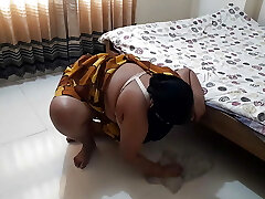 35 yr old Gujarati Maid gets stuck under bed while cleaning then A boy gives harsh fuck from behind - Indian Hindi Sex