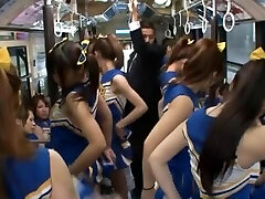 verrücktes japanisches fickfest im öffentlichen bus mit heißen cheerleadern