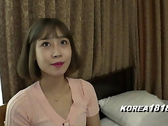 la chica coreana se deja follar por el maniquí japonés