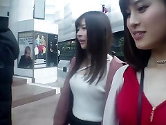 le mec a ramassé deux nanas dans la rue et les a baisées à tour de rôle dans une chambre d'hôtel