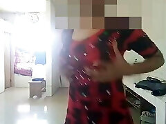 une étudiante indienne se masturbe dans la cuisine
