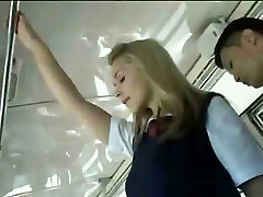 Rubia Ayuda A Hombre Chino En Autobús Rubia Ayuda A Hombre Chino En Autobús
