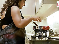 belle-mère baisée par son beau-fils dans la cuisine-belle-mère satisfait son beau-fils en lui donnant son gros cul belle-mère baisée par son beau-fils dans la cuisine-belle-mère satisfait son beau-fils en lui donnant son gros cul