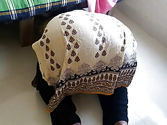 desi matrigna ottiene bloccato mentre spazzare sotto il letto quando figliastro scopa il suo e cum fuori il suo grande culo-famiglia sesso