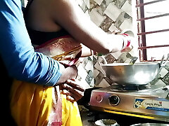 Chikn bNa Rhi Bibi Ko Rasoi me pKad ke ghodi bNaya Chikn bNa Rhi Bibi Ko Rasoi me pKad ke ghodi bNaya