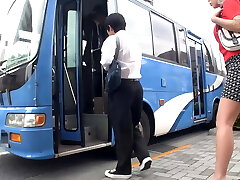 piersi zamężnej kobiety przyklejają się do ciała studenta w zatłoczonym autobusie! żona & # 039;s pożądanie seksualne rozpala kogut