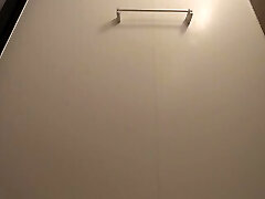 可爱的女孩's撒尿在浴室