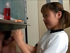 la chica japonesa itsuki wakana se masturba una polla dura sin censura