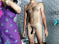 Maa Ne Bete Ko Shower Me Bra-Thong Se Land Hilate Pakda Fir Apni Choot Chudayi