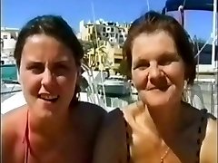 英国极端-母亲和女儿在西班牙