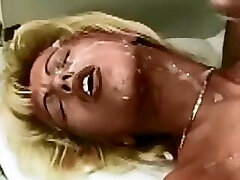 Klasyczny masaż twarzy niemiecka blondynka dostaje cum w jej oczy