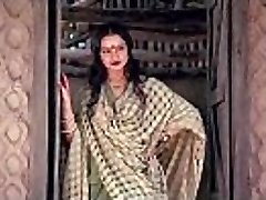 bollywood actress rekha tells how to make romp