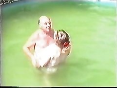 Старая пара занимается сексом в бассейне Часть 1 носить Твид