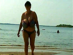 रेट्रो: समुद्र तट पर विशाल परिपक्व रूसी स्तन 1970-1990