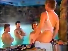 sesso di gruppo selvaggio nel classico della piscina calda