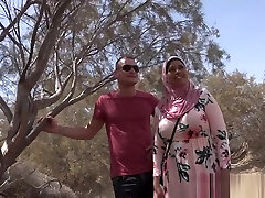 Musulmana tetona follada con el jihab en publico Musulmana tetona follada con el jihab en publico