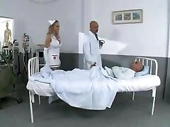 Adolescente Enfermera Mandy se folla a sus Pacientes