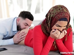 chaud af hijab dame avec big booty maya farrell est baisée par derrière