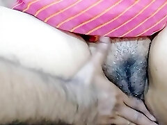 sangeeta recibiendo un masaje corporal de su criada en audio telugu (softcore)