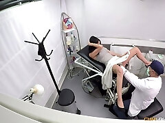डेबोरा मेंडेज़ एक गांठदार डॉक्टर के दांग के लिए उसके पैरों फैलता है