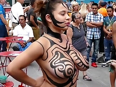 gros seins de la fille publique de peinture pour le corps