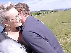 Angely Wicky reviews a van Angely Wicky reviews a van