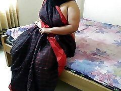 tamil reale nonna ko bistar par tapa tap choda aur unki pod grasso diya-indiano caldo vecchia donna che indossa saree senza camicetta