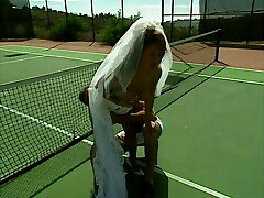 потрясающую молодую невесту с большими сиськами лижет тренер по теннису