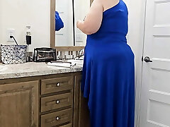 femme dans la salle de bain avec la culotte baissée, a été très surprise quand un étranger est entré accidentellement (jeu de rôle)