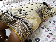 Padosi Super-hot Aunty ko chodne ke liye majboor kiya - Nandita aunty without pajama and Rough pound while resting on bed